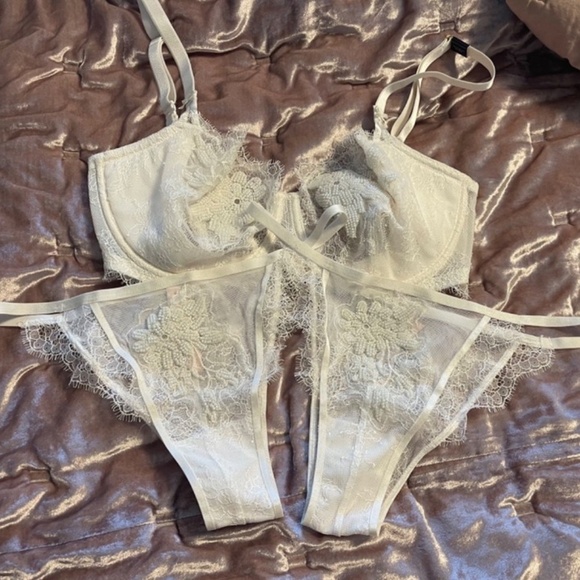 New Victorias Secret 34DDD Embellished Bra & 2 Panties Retail $110 Bride - Picture 14 of 14